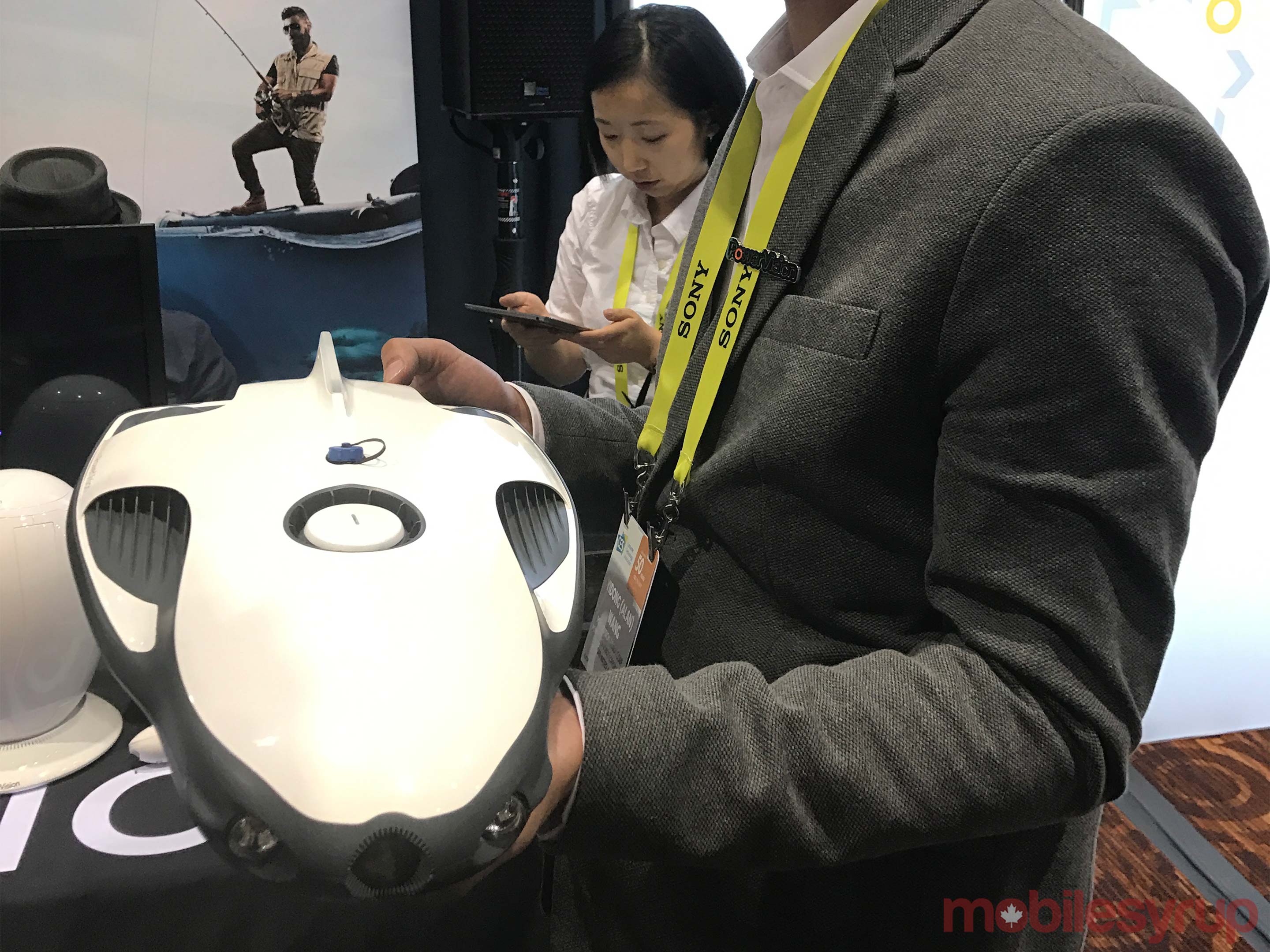 PowerVision's-PowerRay-underwater-drone-has-optional-VR-Goggles-to-give-you-a-whole-new-POV-on-fish