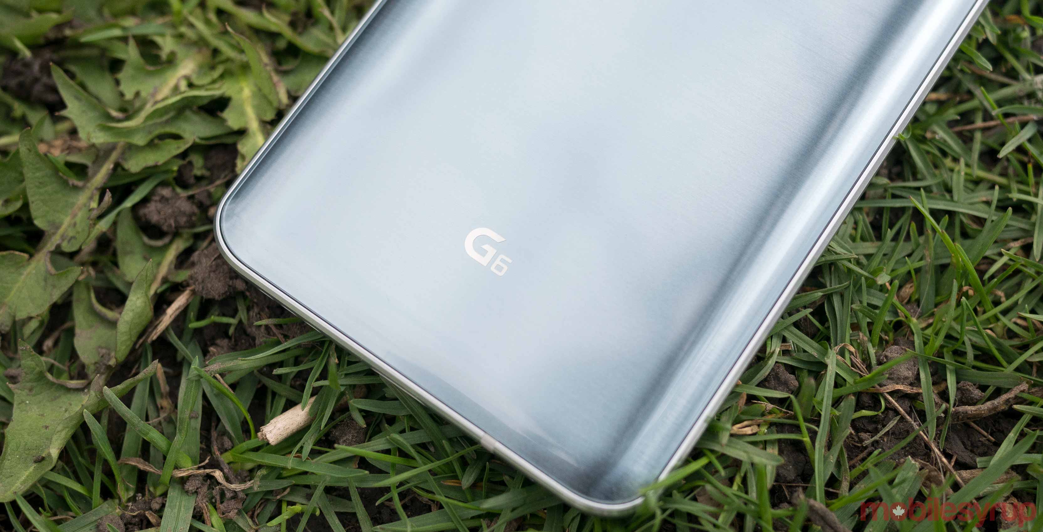 LG G6 in grass