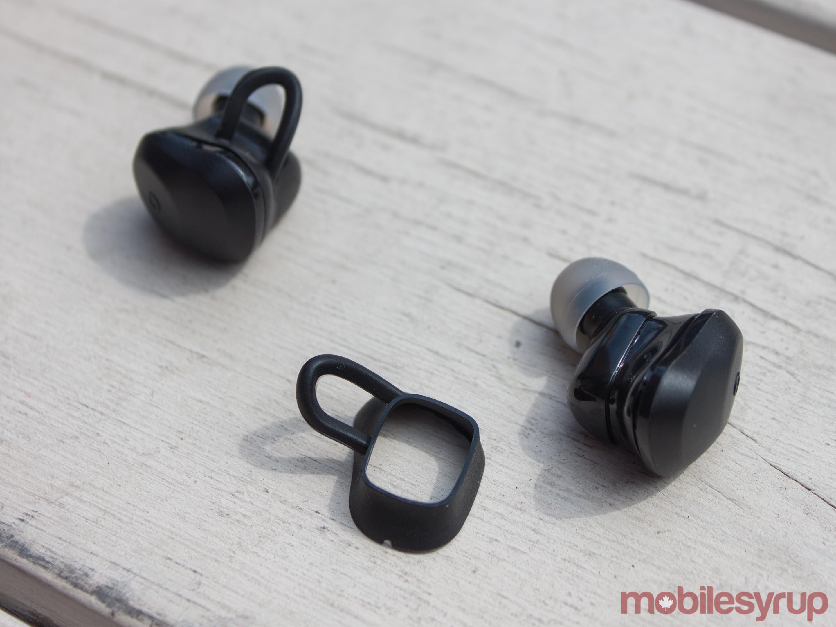 Earbuds with the silicon loop