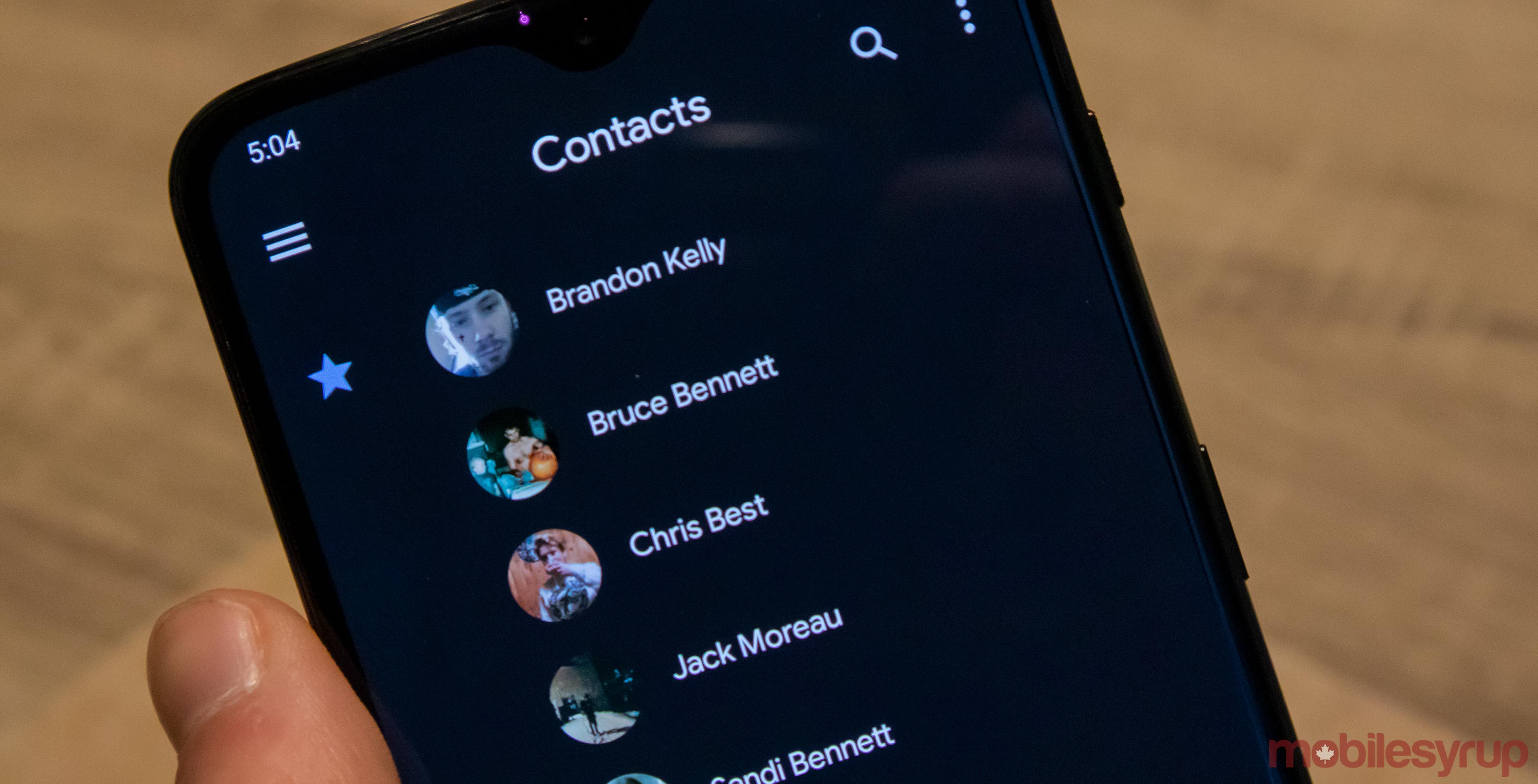 Google Contacts app adds dark mode