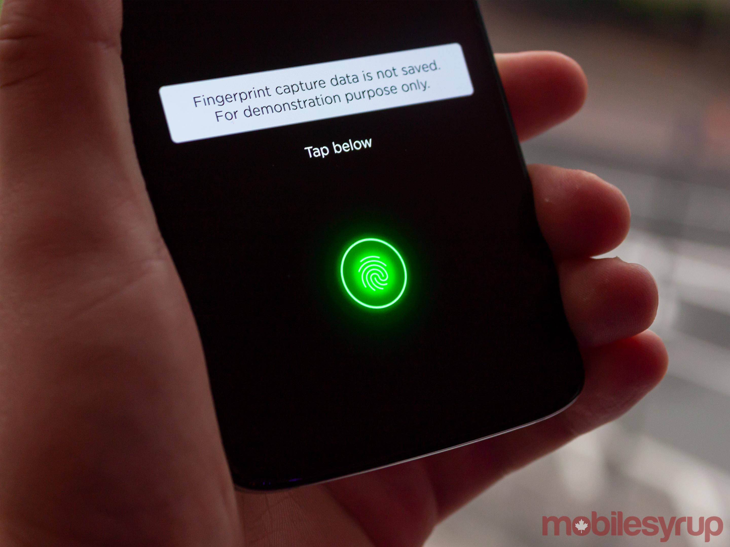 Moto Z4 in-display fingerprint scanner
