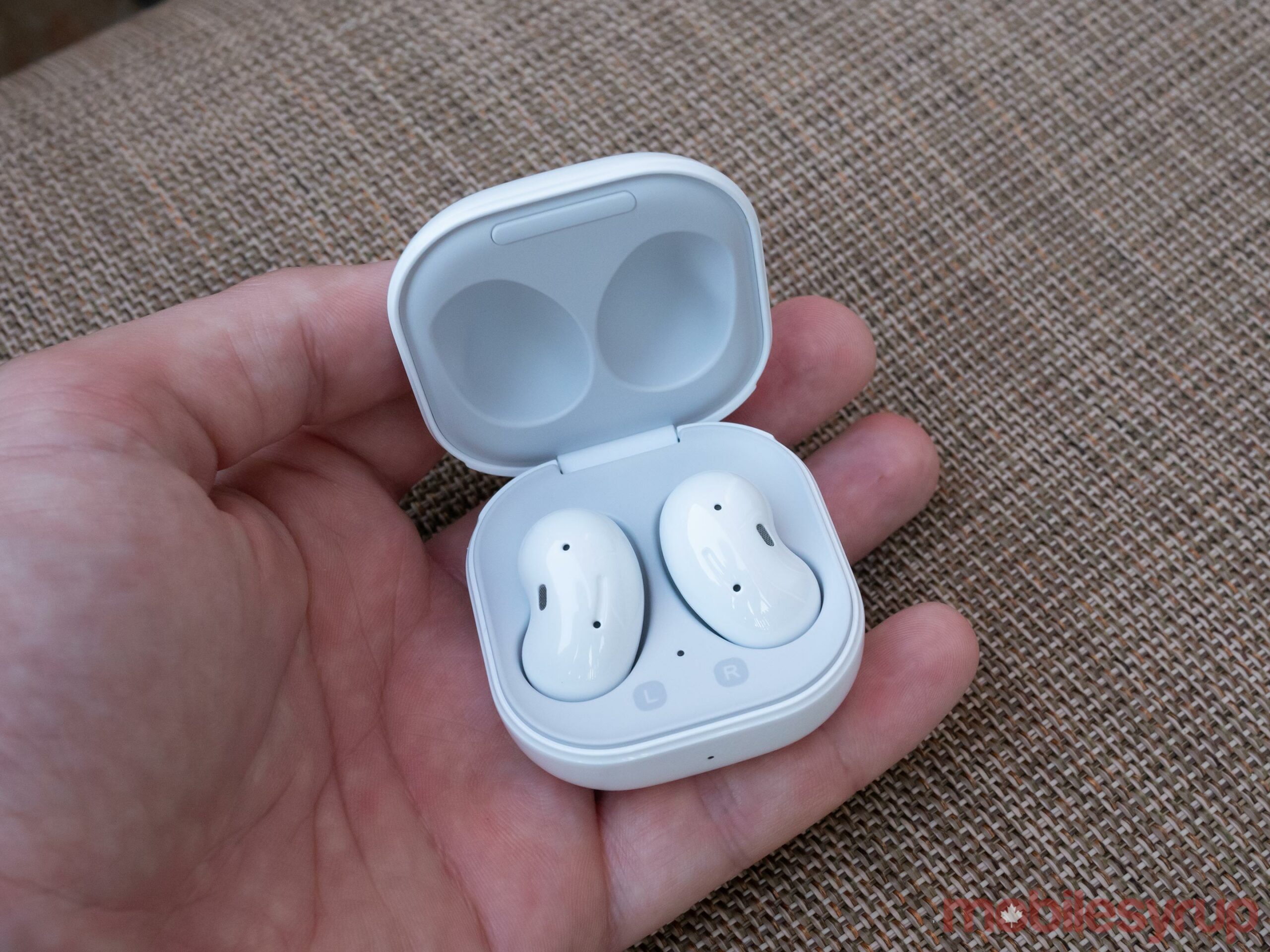 Galaxy Buds Live case opened