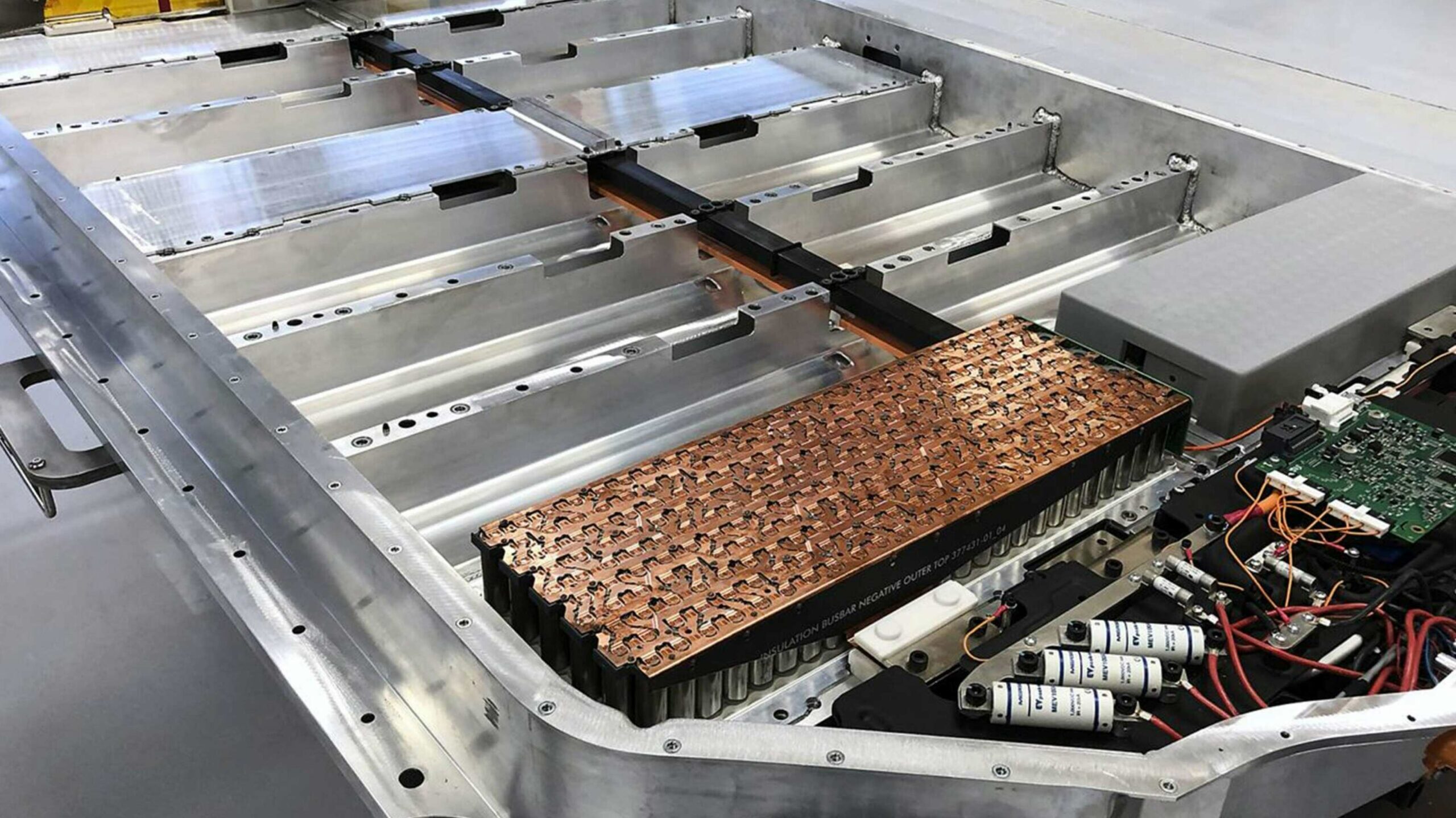 Two Canadian companies partner to build nextgen graphene EV batteries