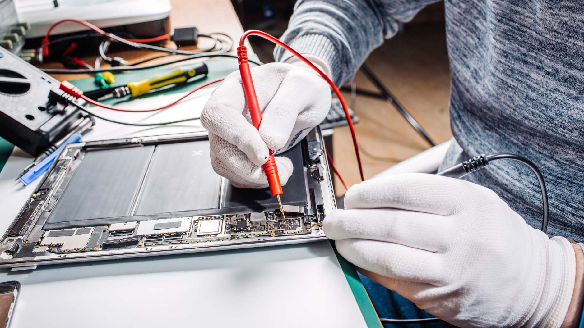 Device repair technicians snoop on your personal data, remove their tracks: report