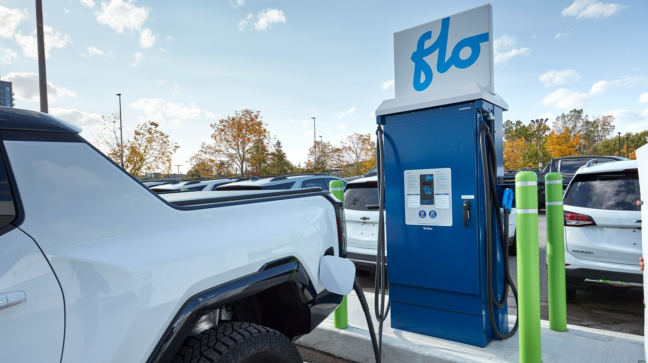 Les propriétaires de véhicules électriques GM peuvent désormais brancher et recharger en toute transparence sur les chargeurs rapides CC de FLO